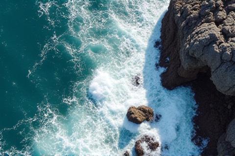 Vue aérienne d'une côte rocheuse avec des vagues